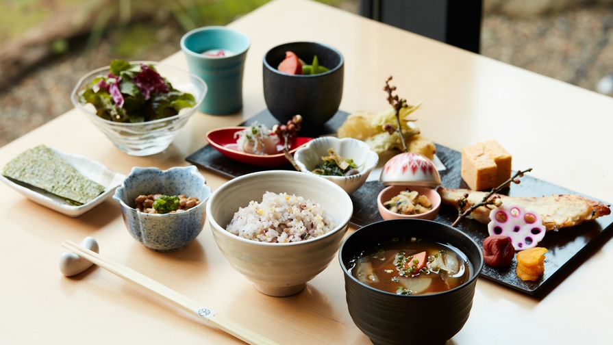 【心も身体も喜ぶ和朝食】 東京近郊の食材を使用した健康的な朝ごはん。旅館の朝を愉しむ朝食付きプラン